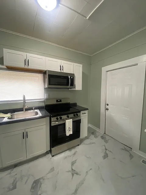598 Gilbert St - 1 — Photo 2