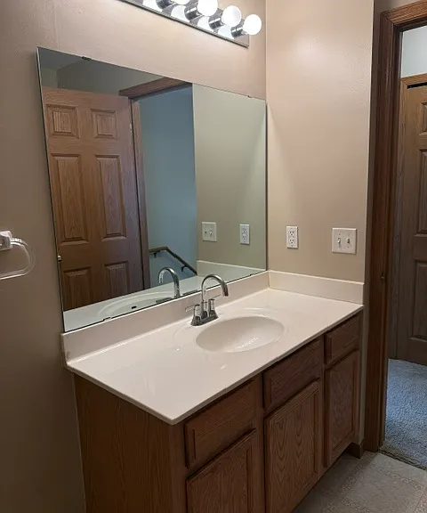 UPPER LEVEL FULL BATH