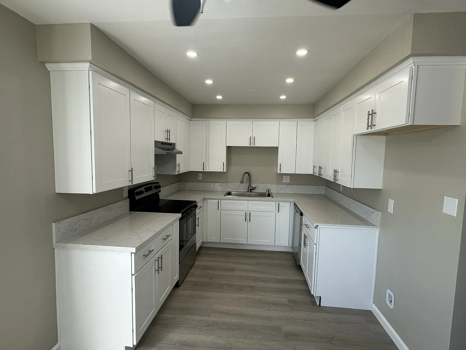 3 bed, 1025 sqft, $2,950 — Photo 1