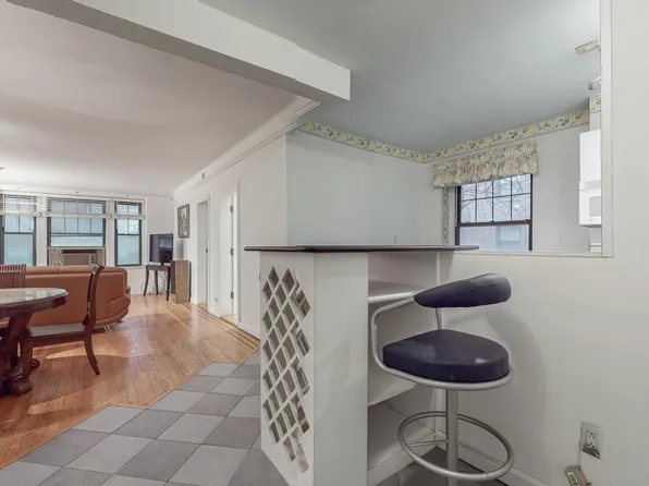 109-14 Ascan Avenue image 7 of 14