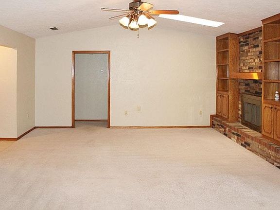 3rd image of 817 SW Chaucer Dr