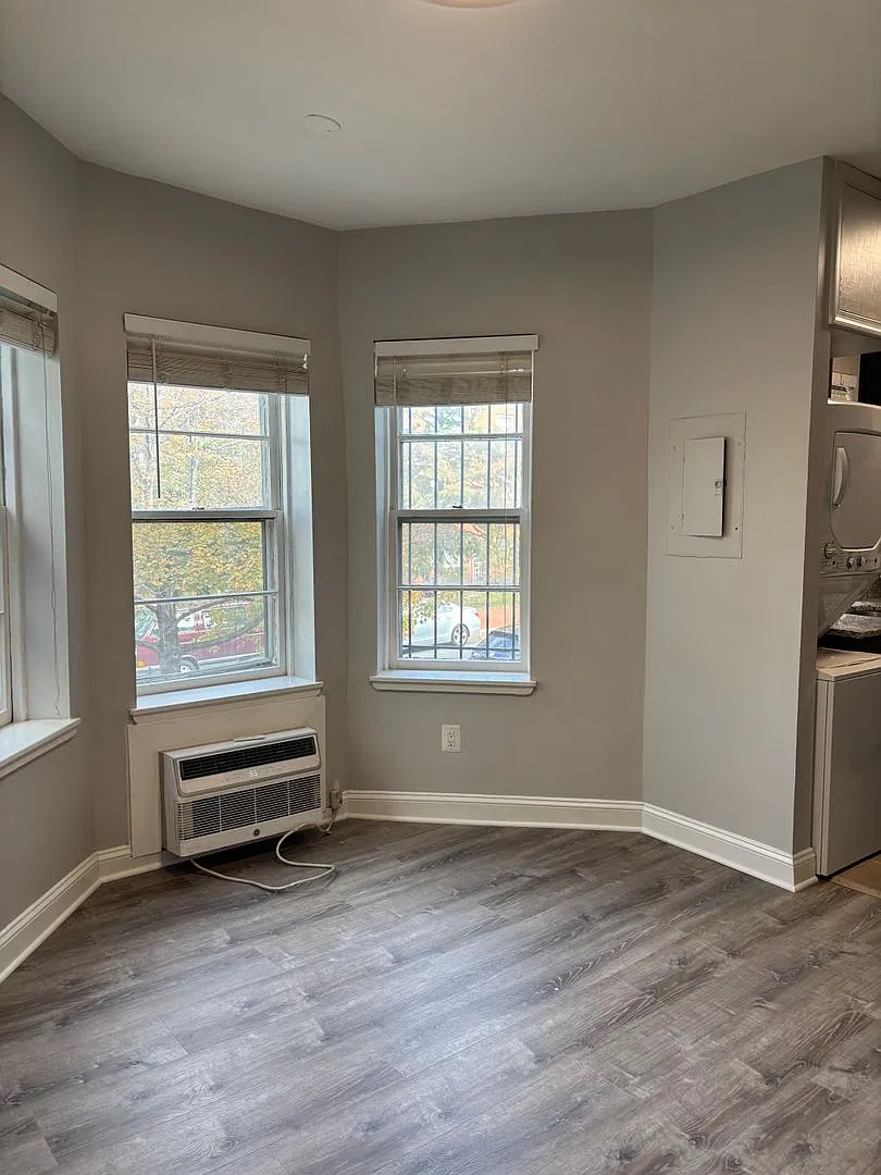 443 10th St NE — Photo 3
