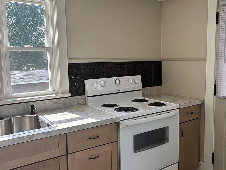 331 Eldred St #2 — Photo 4