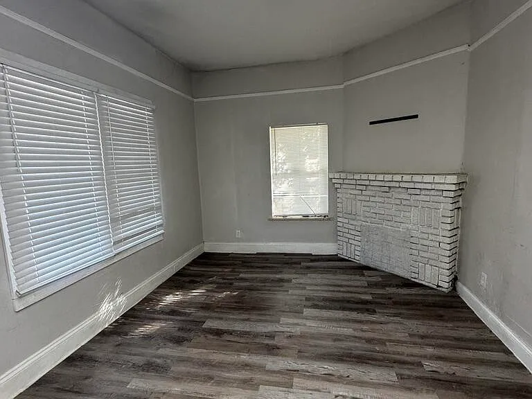 1050 W 8th St — Photo 3