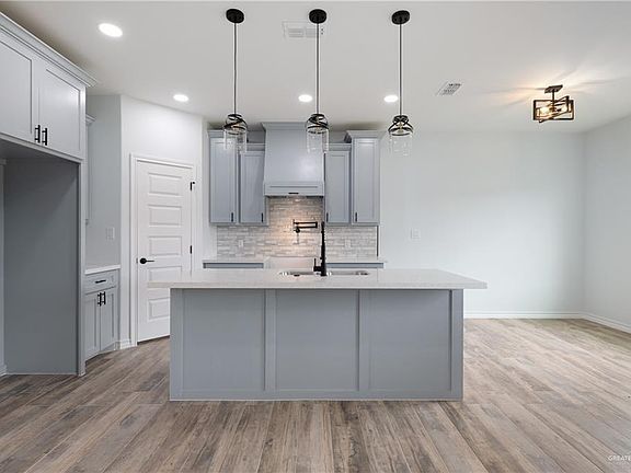 5th image of 207 Brooks Cir