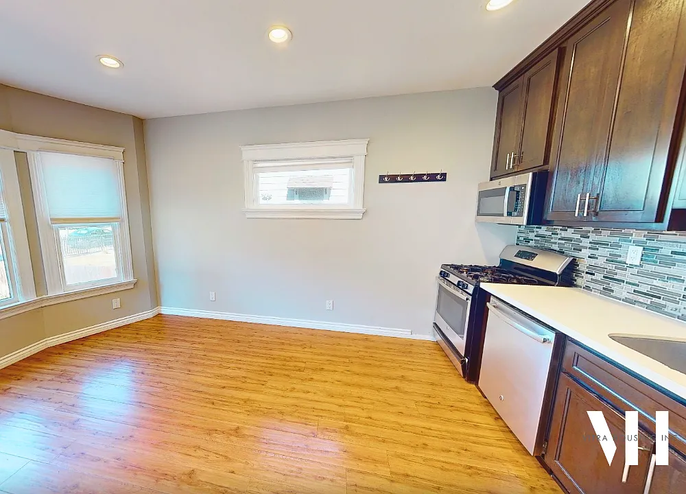 5 bed, 1388 sqft, $7,499 — Photo 3