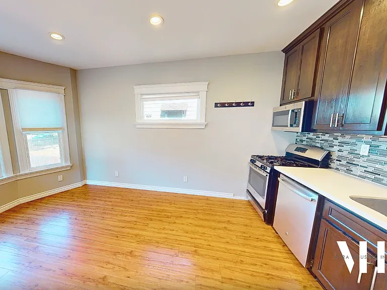 2350 Portland St — Photo 3