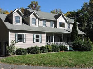 10 Matthew Dr, Chestnut Ridge, NY 10977