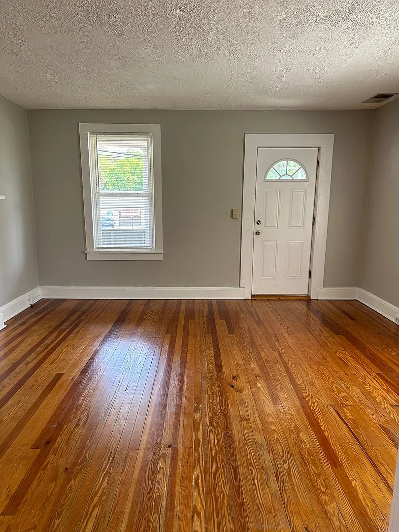Adorable 3 Bedroom Duplex for $1,800./month — Photo 2