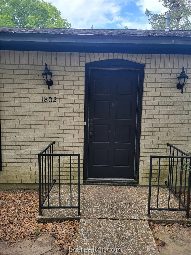 4 bed, 1990 sqft, $1,900 — Photo 2