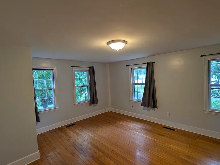 608 S Pleasant St — Photo 3