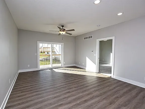 3 bed, 830 sqft, $1,950 — Photo 2