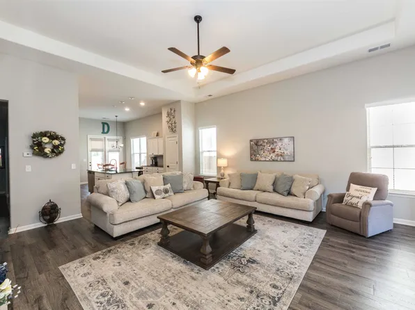 40 Chickasaw Trace Dr, Oakland, TN 38060