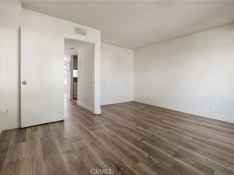 2726 S Menlo Ave — Photo 6
