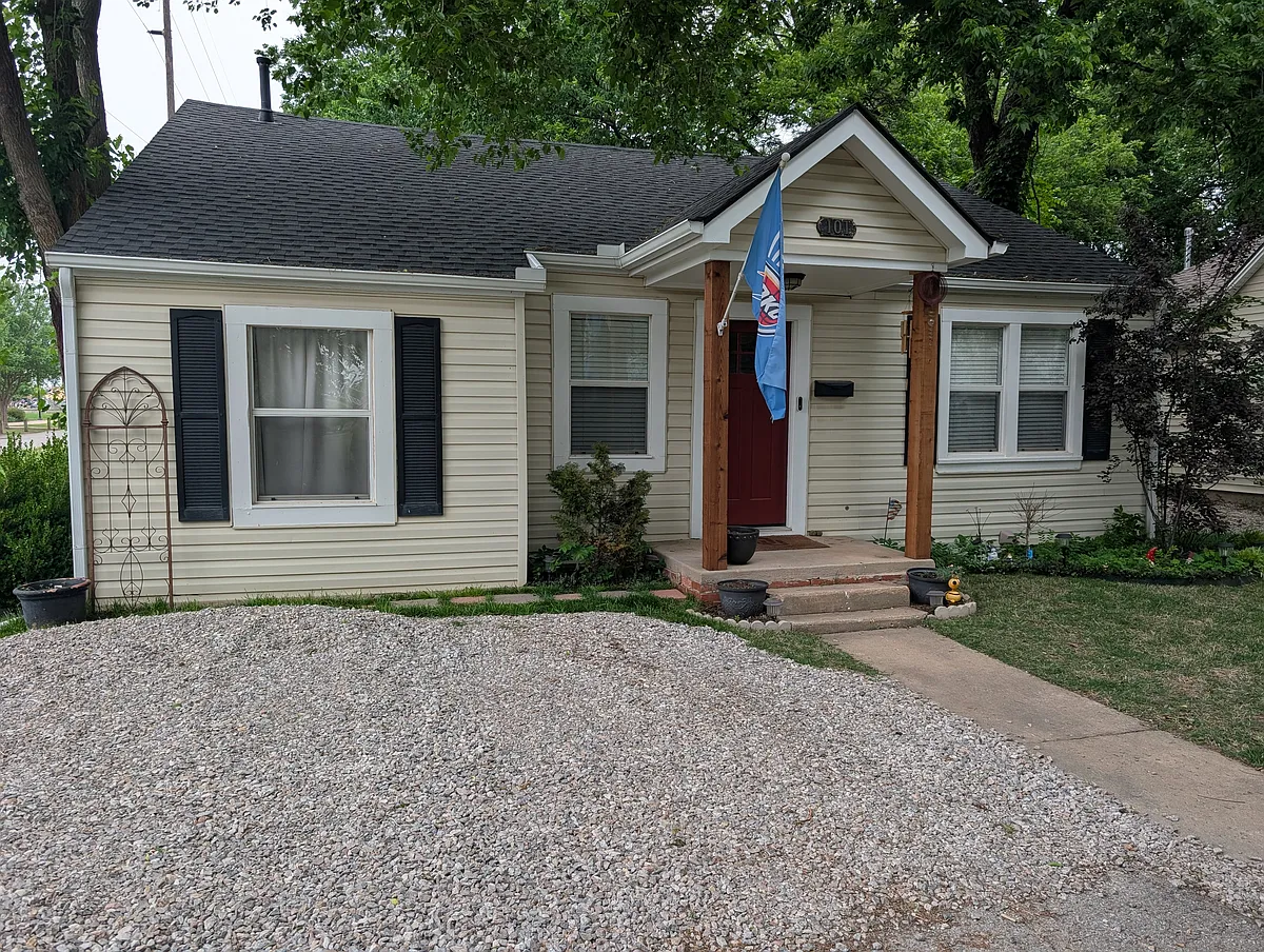 Building Photo - 101 Maple Ln