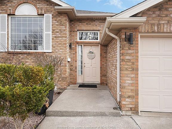 3rd image of 3888 Aristotle Cres