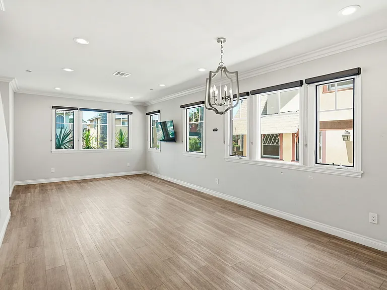 1822 S Harvard Blvd — Photo 20