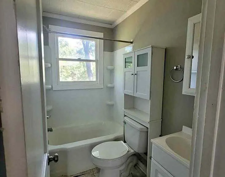 703 W Houston St #B — Photo 3
