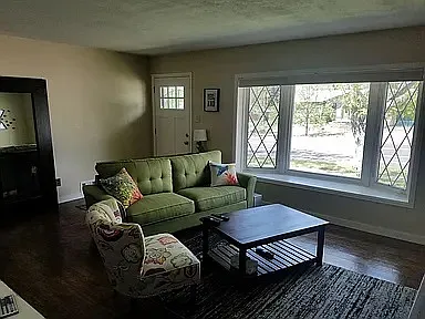 4 bed, 2290 sqft, $2,950 — Photo 2
