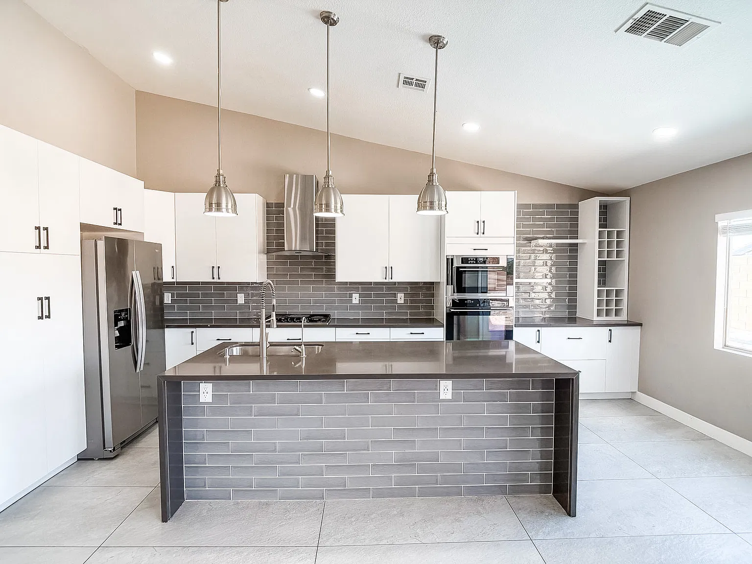 4 bed, 1959 sqft, $2,950 — Photo 2