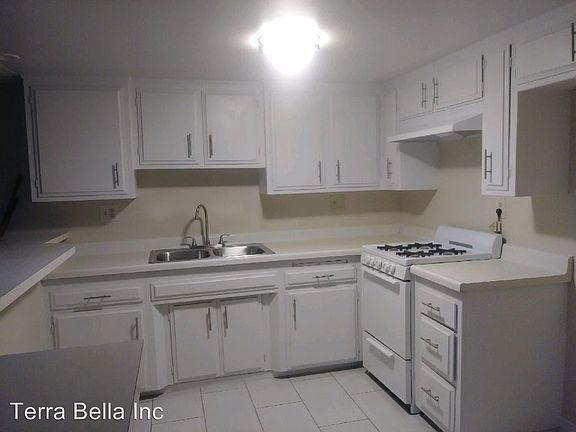 4th image of 1004 E Rosecrans Ave APT E
