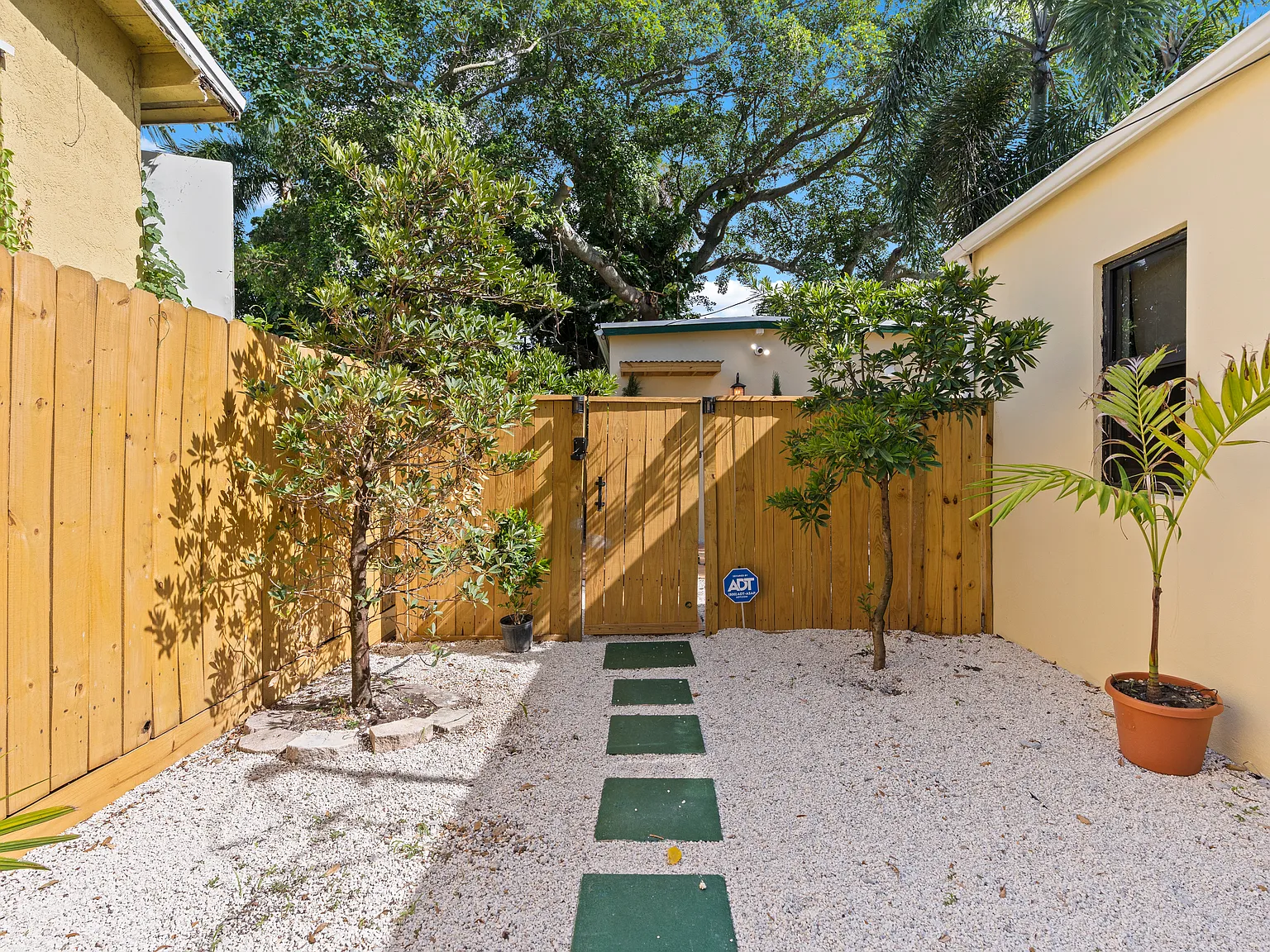 Studio, 400 sqft, $2,250 — Photo 3
