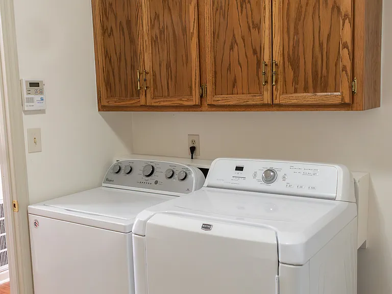 140 Thomas Dr — Photo 12