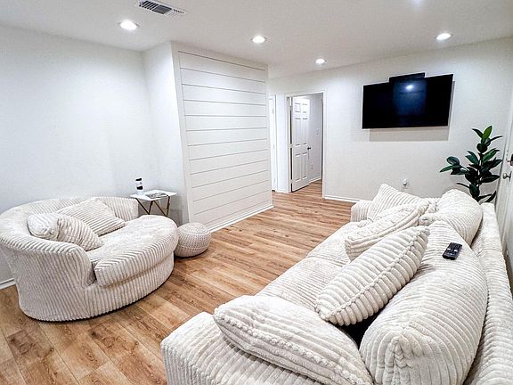 5th image of 1009 Lindsey Ln