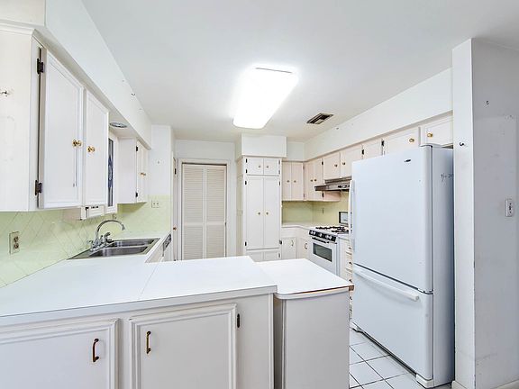 2nd image of 9 Mary Hughes Cir