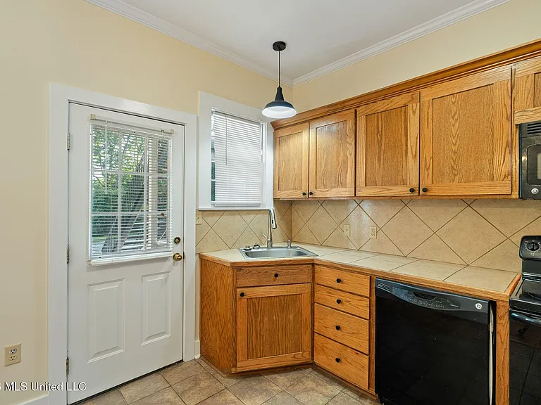 720 Broad St #1 — Photo 5
