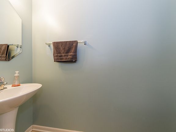 5th image of 2134 Greenview Dr