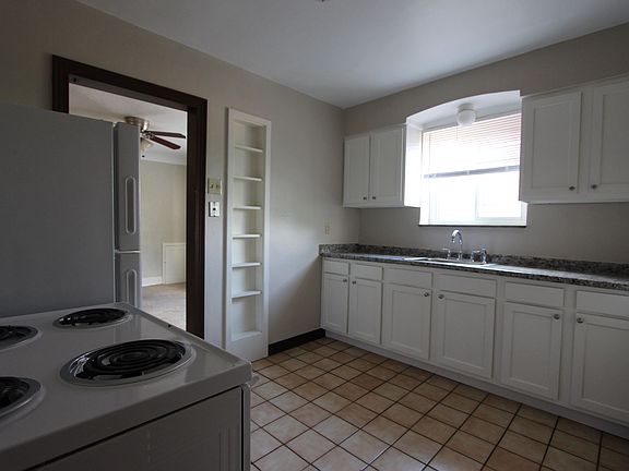 3rd image of 208 McCully St APT 5