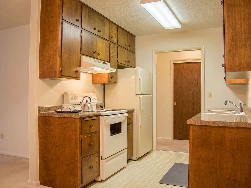 Country Club Apartments ; 2 Bedroom ; Kitchen