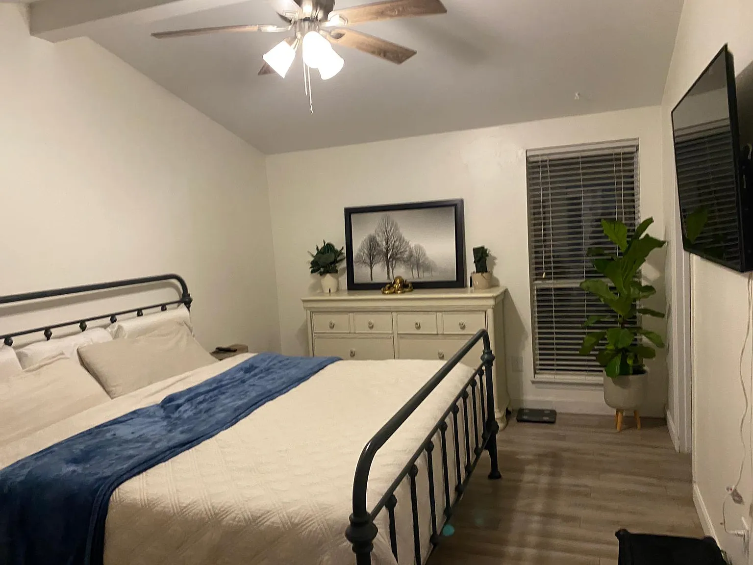 3 bed, 990 sqft, $2,100 — Photo 3