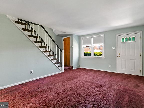 4th image of 825 Surrey Ln