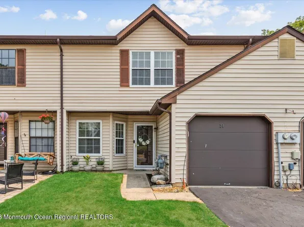 21 Seabreeze Square, Freehold, NJ 07728