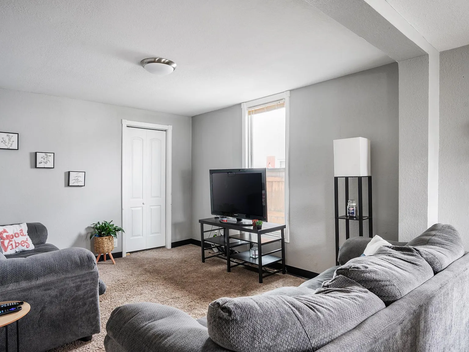 218 N Dill St — Photo 2