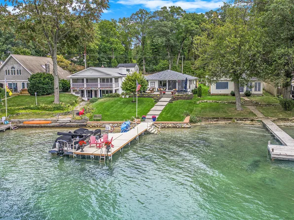 284 E Gull Lake Dr, Augusta, MI 49012