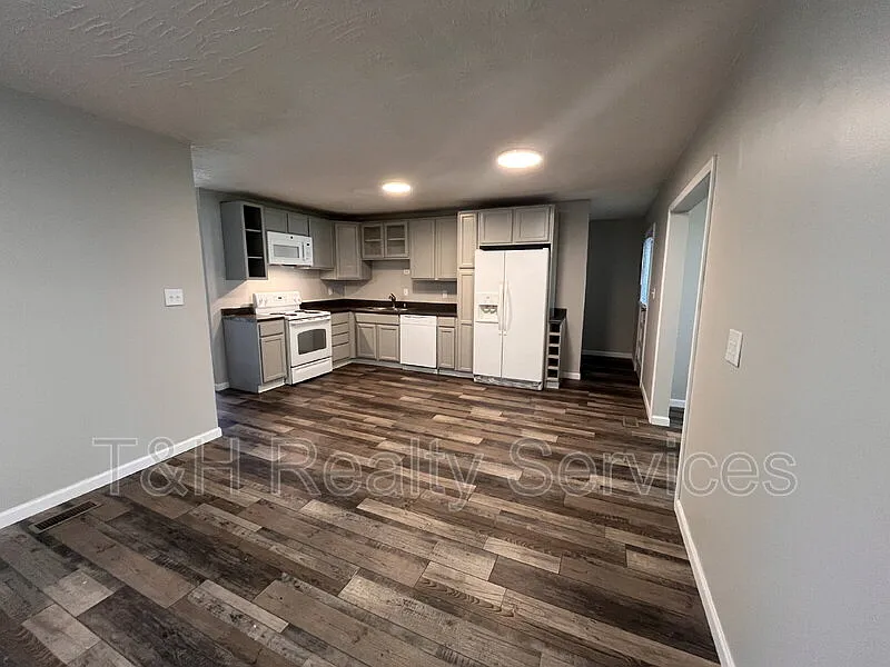 3 bed, 1.0 bath, 1397 sqft, $1,550 — Photo 4