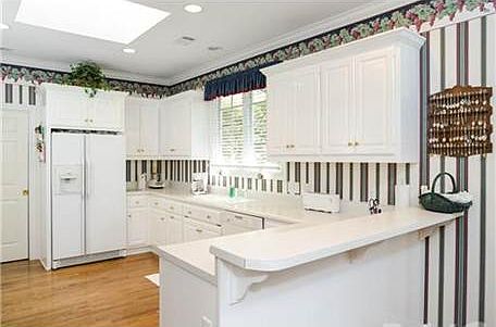 3rd image of 18 Breckenridge Ln