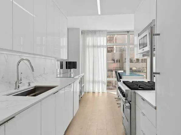 207 East 57th Street image 4 of 18