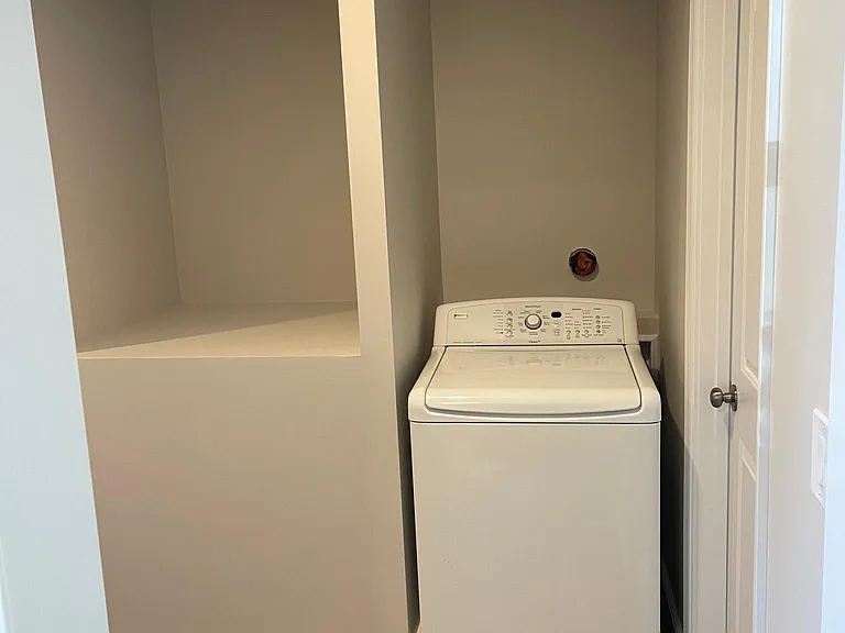 313 N Wolf Rd — Photo 8