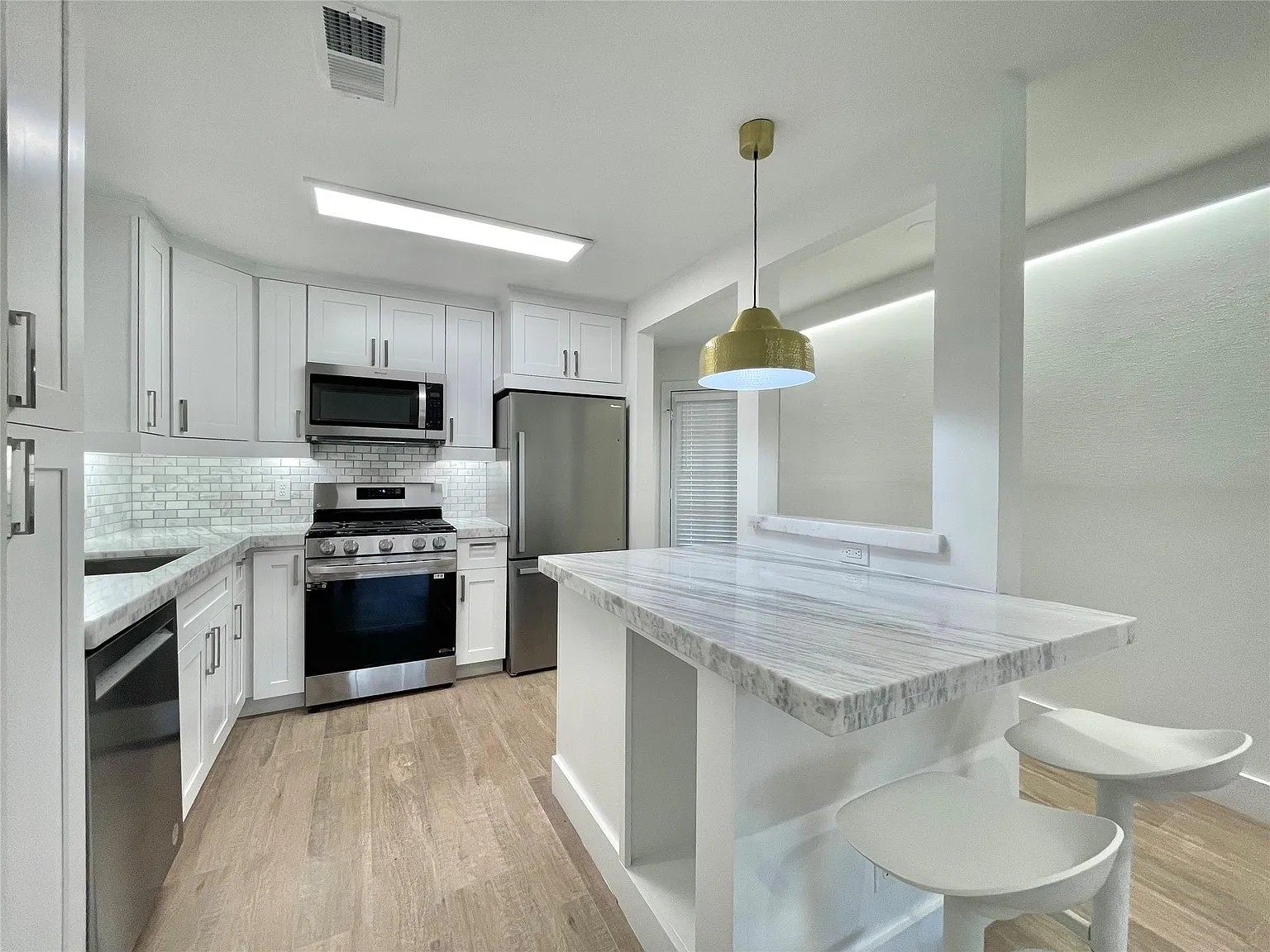 2 bed, 1.0 bath, 1000 sqft, $1,895 — Photo 1
