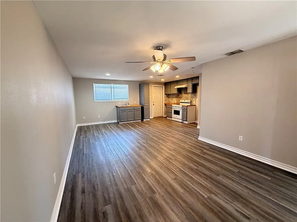 3 bed, 1.0 bath, 925 sqft, $1,600 — Photo 4