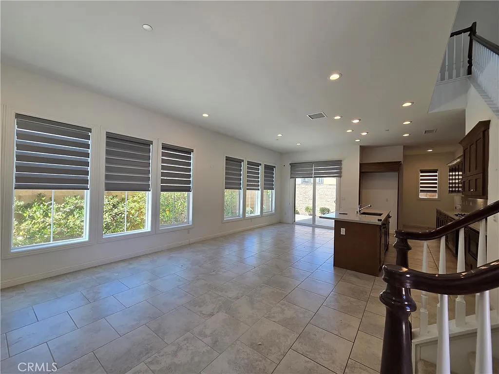 5 bed, 2365 sqft, $5,950 — Photo 3
