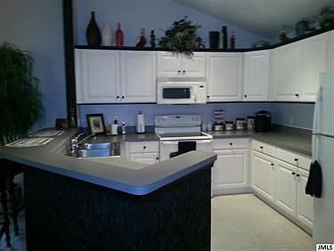 3rd image of 716 W Barrington Cir