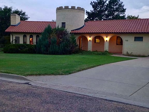 3rd image of 710 Crescent Dr