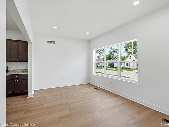 4th image of 27828 Groveland St