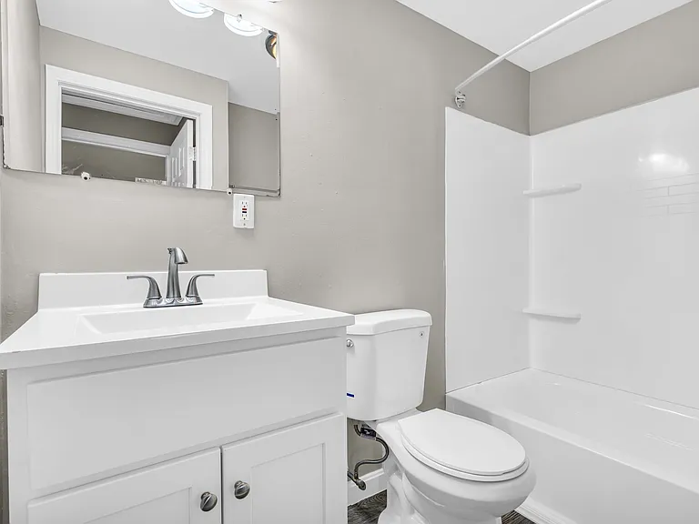 Coach Lantern Apartments — Photo 10