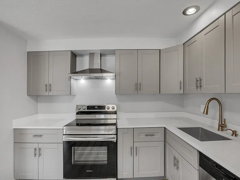 1537 S Jamaica St — Photo 30